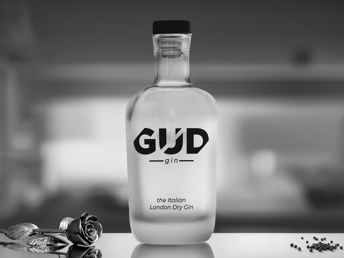 GUD Gin - London Dry Gin bottle featuring a premium blend of 20 botanicals, including citrus, floral, and herbal notes, with a distinct Tuscan juniper flavour.